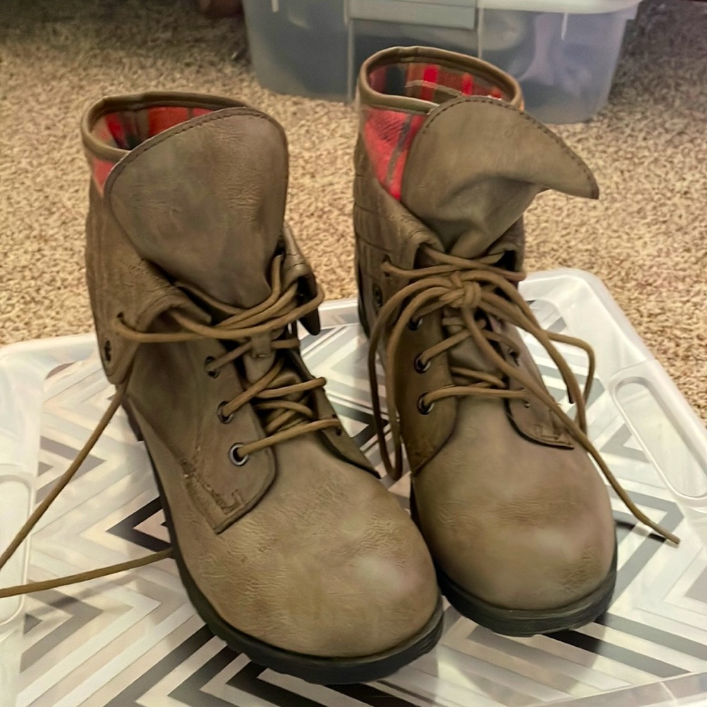Grey/tan combat boots with plaid interior